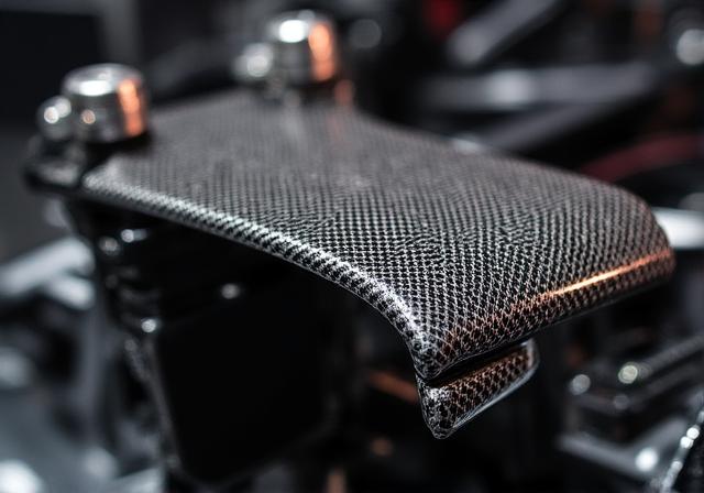 Dettaglio ala posteriore in fibra di carbonio con sensori di pressione